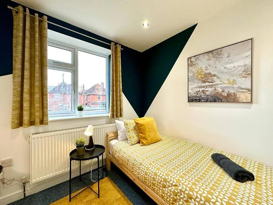 Spacious Bournemouth Group Haven: 8-Bedroom Comfort Near Town & Beach 0*,