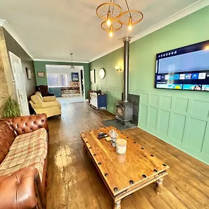 5 Bedroom House - Large Garden With Hot Tub - Sleeps 11 - Close To - Free Parking Holiday home
